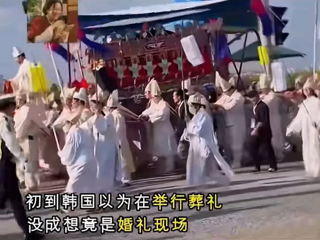 千万别误会，这是韩国的婚礼场面，多数喜欢以白色为主色调，或许是觉得白色代表纯洁。