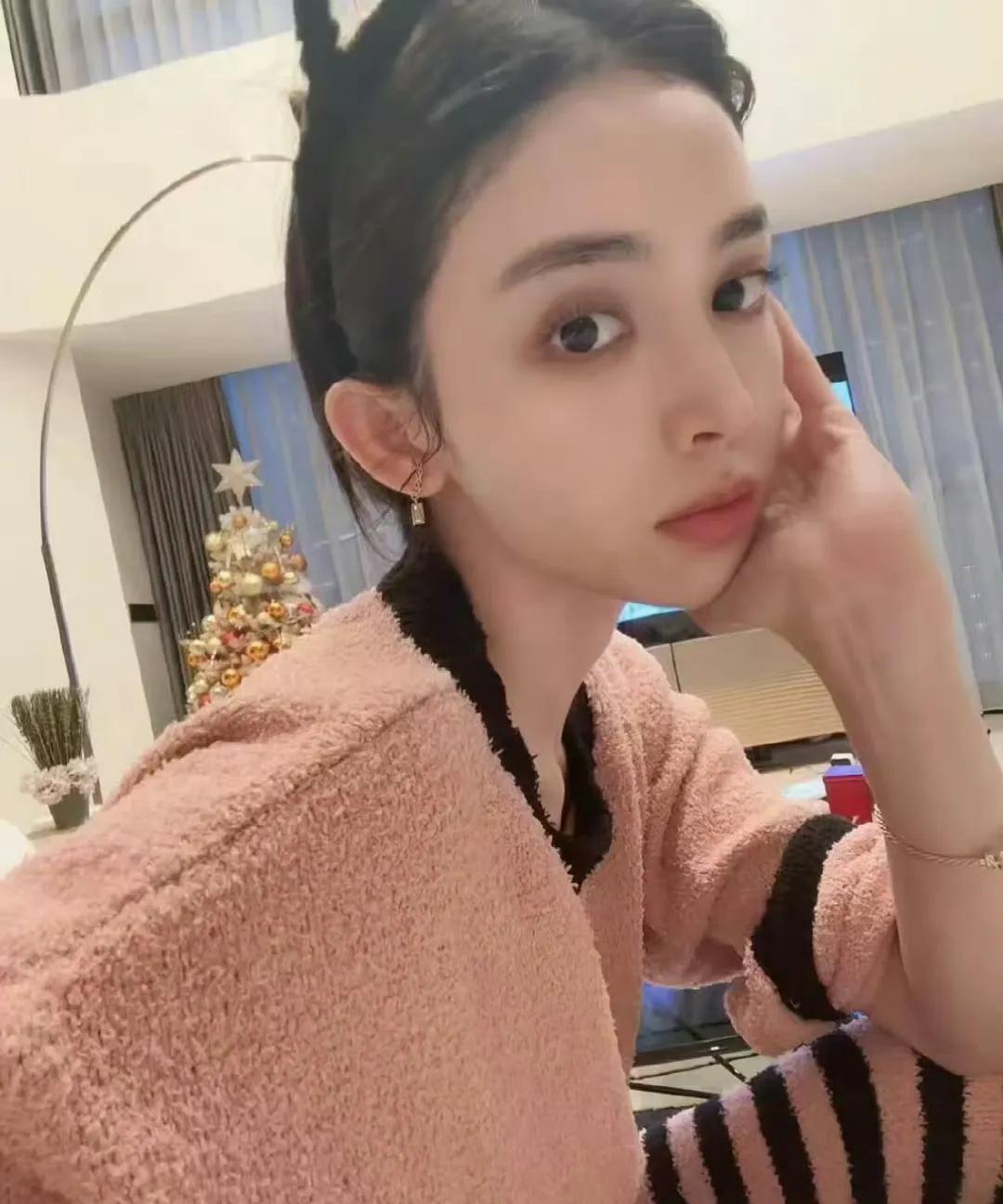 古力娜扎是一个上镜特别好看，真人就更好看的明星了。瘦了之后脸就变长了，眼睛不做任