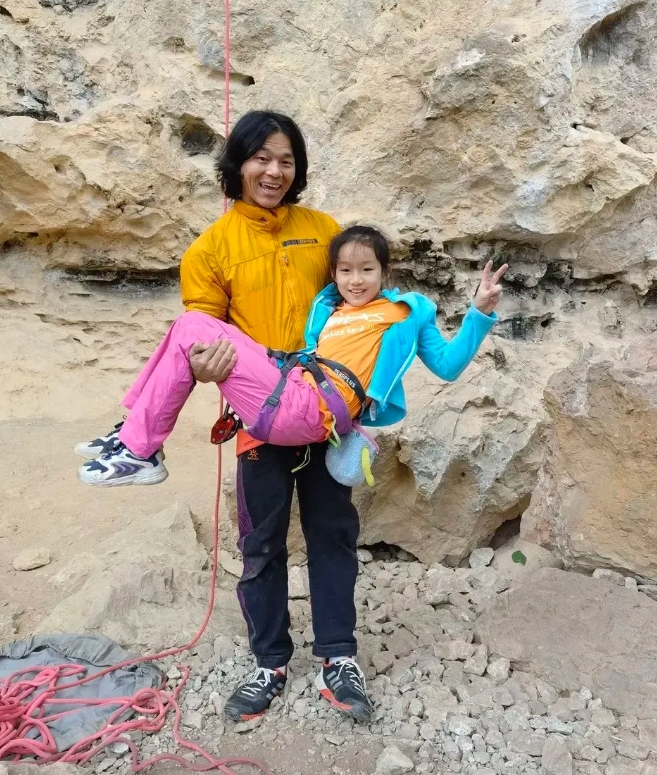 云南腾冲的青草岭雪山，阳光照在雪地上却未给人温暖。8岁女童尹潇楠随家人游玩，仅1