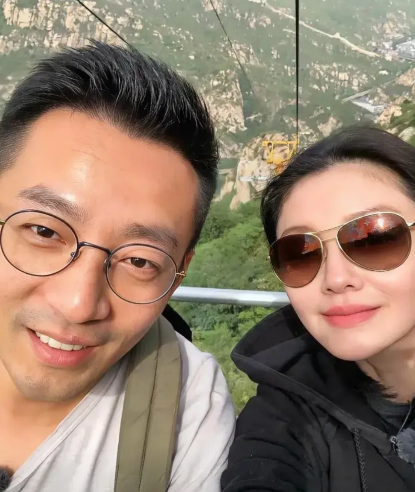 破案了！汪小菲和大S离婚，怪这三个人插手。
第一个，小S。作为妹妹她管的太宽了，