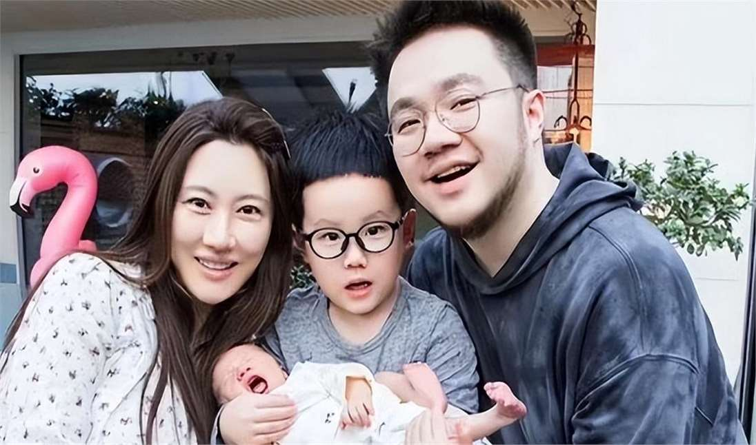 一次，宋丹丹儿媳说，自己刚生完儿子下不来奶，疼得哭，自己的亲妈都说：“怎么回事？