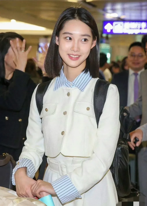 这次跟马龙一起出圈的清华大学生彭弋航，是典型的精英家庭培养出来的女孩。培养这一个