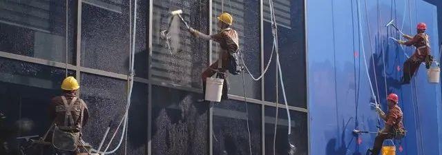 江景房中的尴尬：男子与女友在高档酒店“裸露”隐私，酒店责任引争议