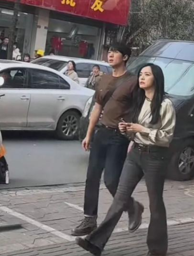 偶遇大明星，电视上看巨漂亮，现实偶遇有点失望！腿又粗又短，体态还差，和普通人差不