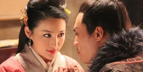 在中国老辈人的智慧里，有两句常说的话挺有意思——“老子和儿子别坐同一条船，酒这东西容易让人动感情”