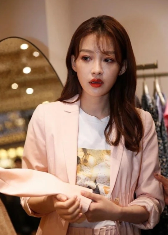 孙怡恋情引热议，独立个性不惧挑战