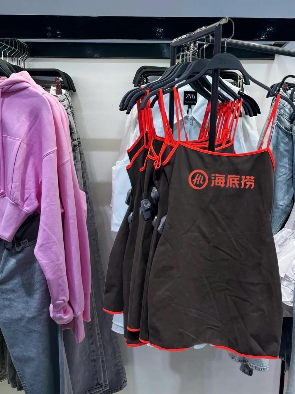 Zara本季最迷惑的单品出现了
越来越看不懂zara了
海底捞联名的包臀裙？