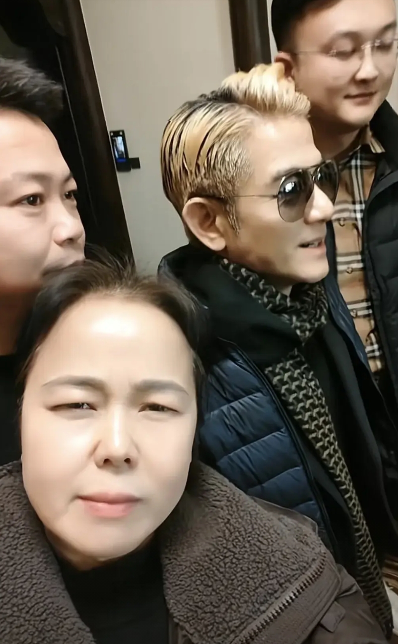 要说郭富城的发型师，怕是在五金店进修过的，每次亮相的发胶用量都堪比502胶水浇筑