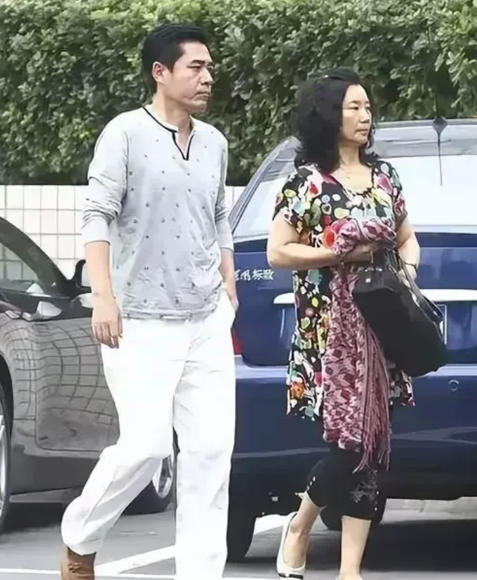 再一次验证：“家有贤妻，夫无外室。”

说起来，娱乐圈的夫妻档可不少，但像陈宝国