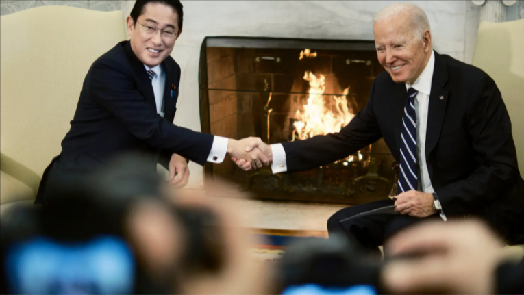 拜登对日本竖起大拇指，强化反华。