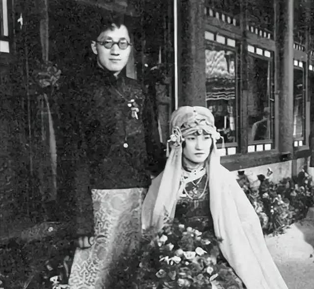 在1931年，徐志摩的生活陷入困境。曾是文学界的璀璨明星，他的经济状况和婚姻状况
