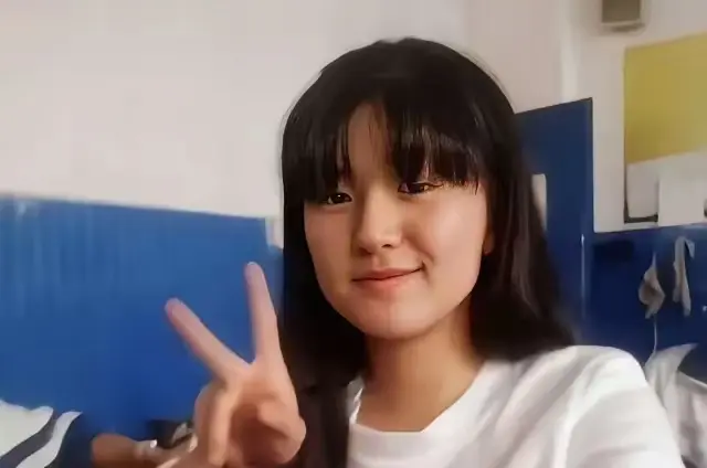 传说高中时的赵露思！！！