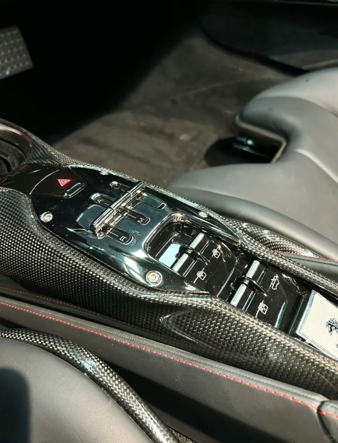 怎么挂挡啊？在线等挺急的!!!!!
男朋友换了新车，之前的小车就留给我开了，结果