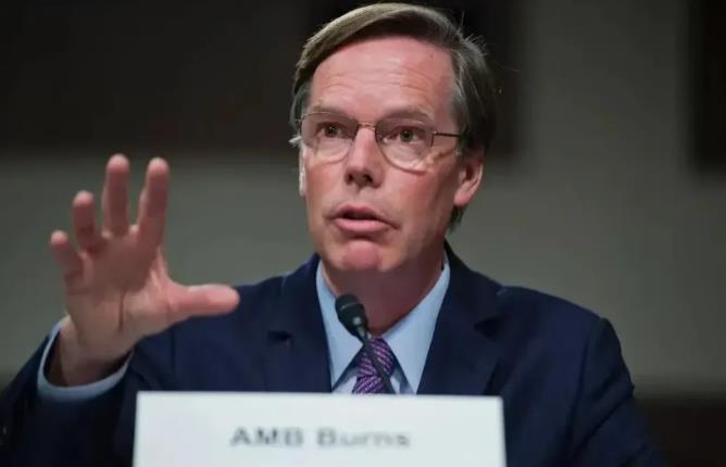 坐不住了！
伯恩斯刚刚正式表态！
7月27日，美国驻华大使伯恩斯宣称，中国借由允