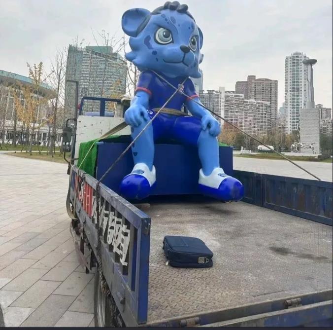 海港球迷看到这一景象又坐不住了！申花吉祥物怎么了？是要去维修了吗？我看到海港球迷