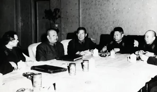 1960年的一天，军区管理处的同志过来，向沈阳军区政委赖传珠上将报告：“邓司令赴