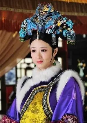 一次，《甄嬛传》拍摄时，陈建斌突然改戏，摸了一下蒋欣的后腰，蒋欣猛地一颤，回过头