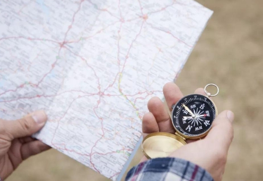 应急技巧：

若遇手指扭伤，要立即停止活动，冷敷15分钟左右，然后用冷湿布包敷，