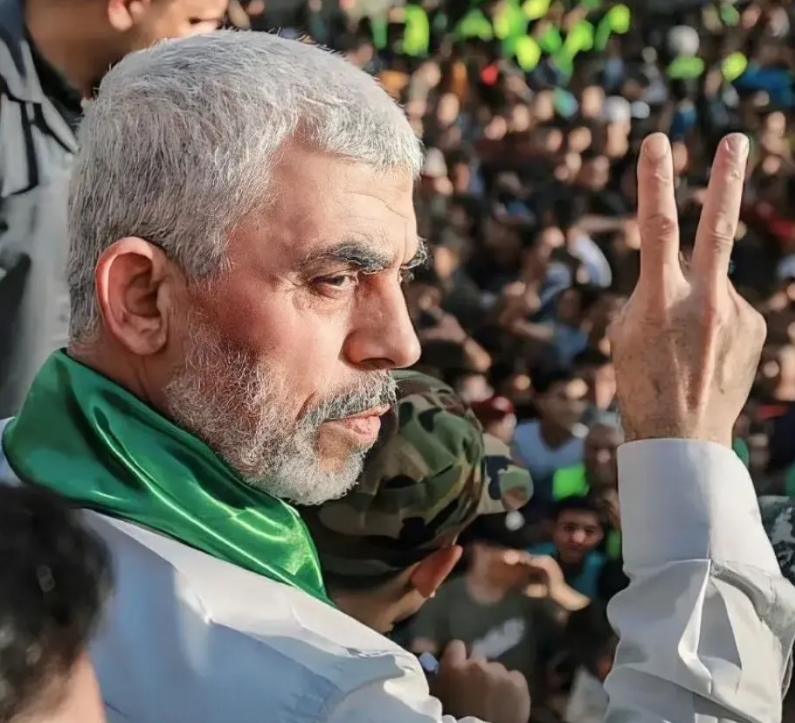 他是一名勇士，并不像以色列媒体传言那躲在地道，反而身负武装，战斗在前沿的第一线，