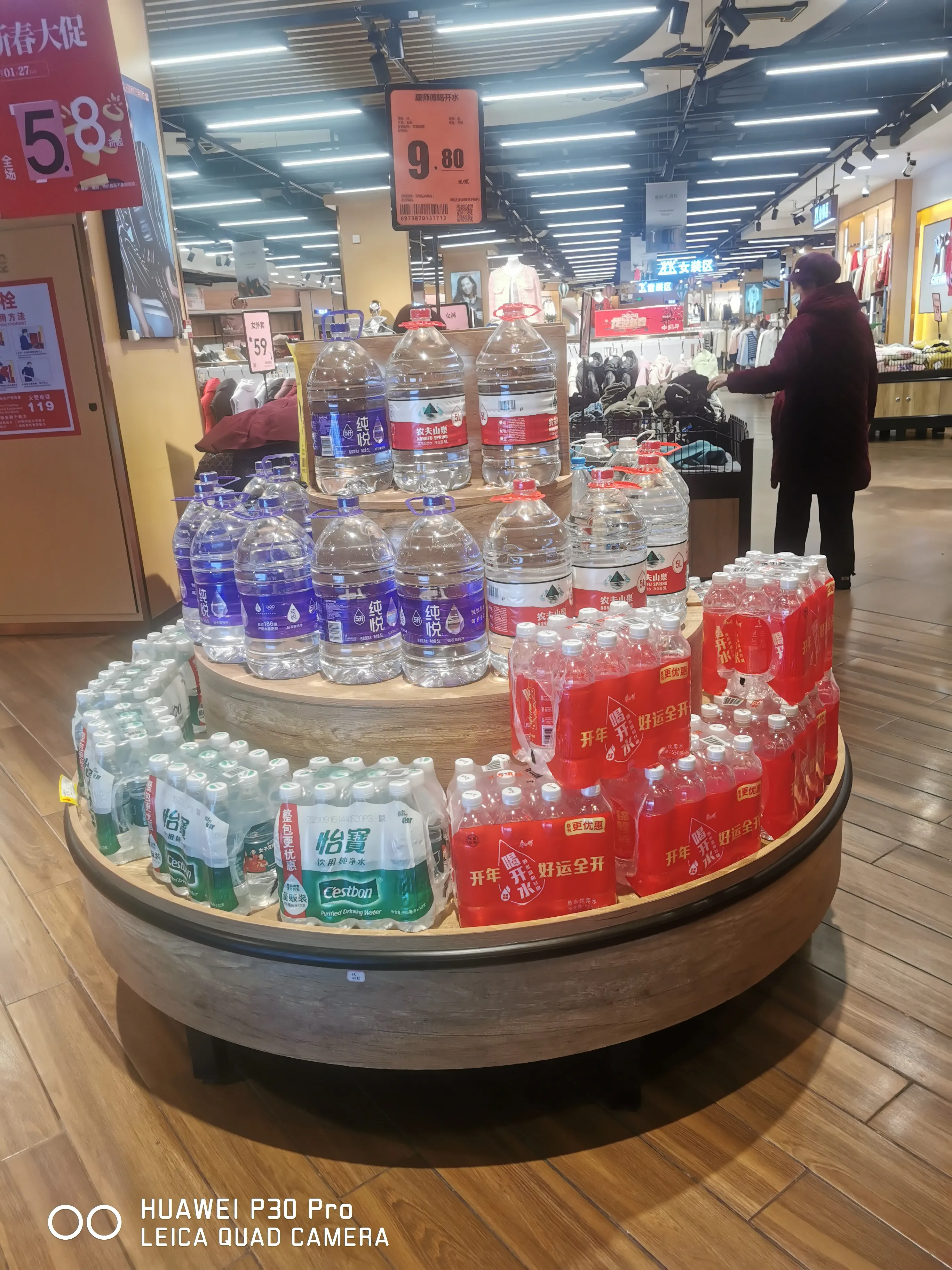 今天去超市买东西，特意瞅了下饮用水区域，奇怪，确实没有娃哈哈纯净水，想想之前自己
