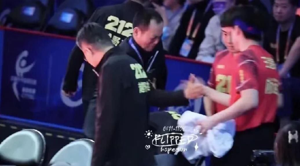大头赢了，魏桥的这位叔真情流露了，激动的都快哭了。
叔叔好激动，抿着嘴和大头拍手
