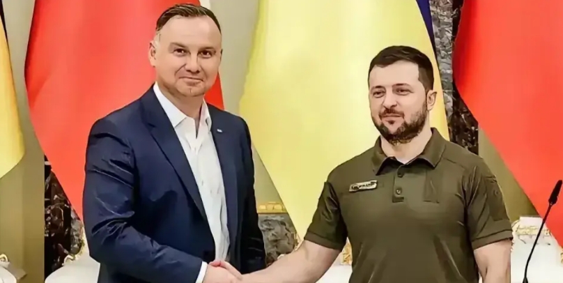 在泽连斯基与菲佐“斗气”的关键时刻，杜达“挺身而出”。
俄罗斯天然气途经乌克兰境