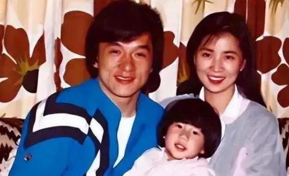 成龙在影坛声名赫赫，而他25岁女儿吴卓林成长之路波折不断。她选择与女人结婚，生活