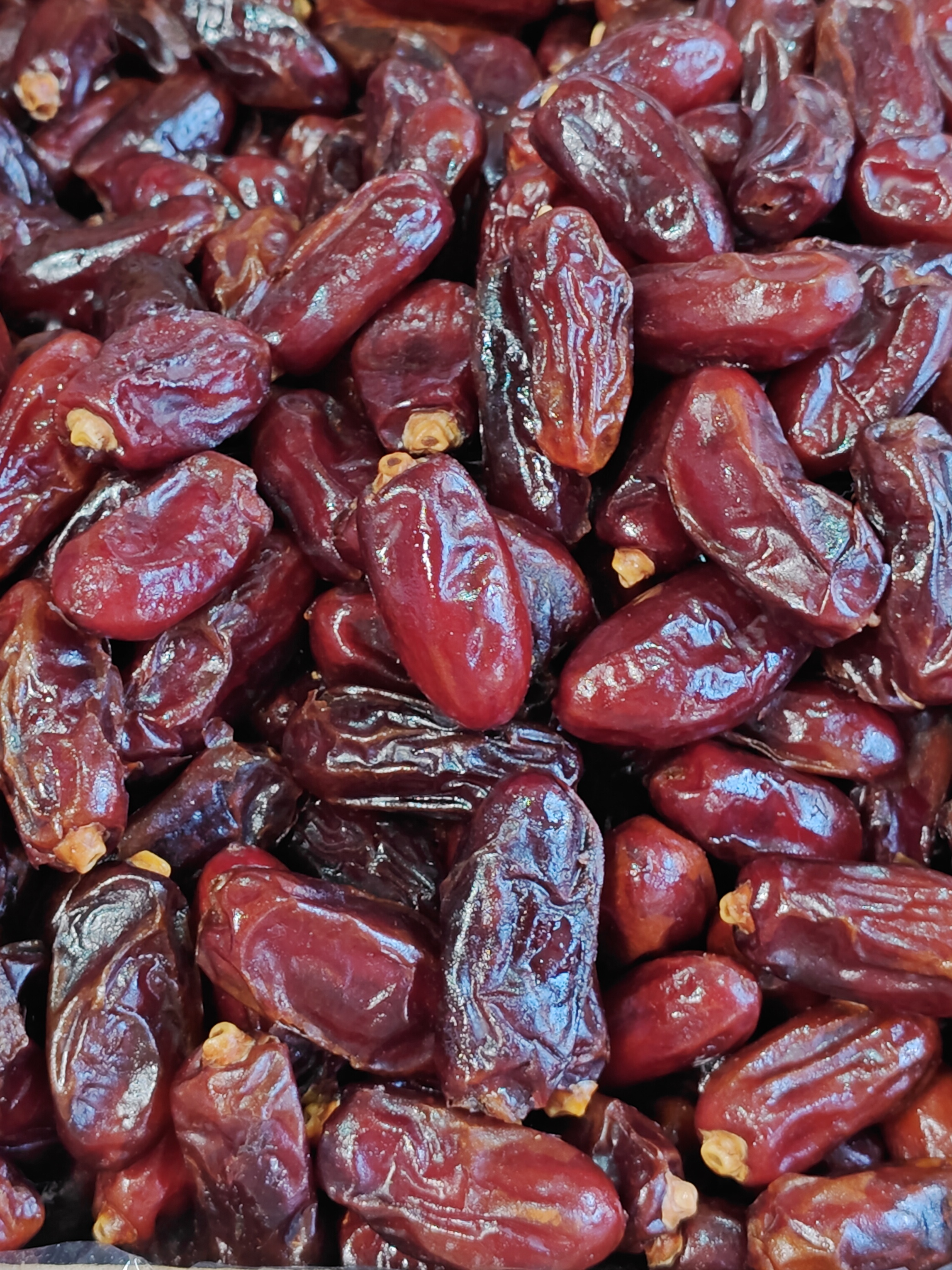 椰枣，20一斤。看着像蜜枣，有食欲。还没吃过，查了下是一种棕榈树的果实？海枣（P