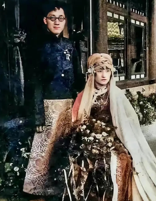 都说陆小曼长得漂亮，但从这张照片可看不出美在哪，倒是她这身着装蛮时尚的，放到现在