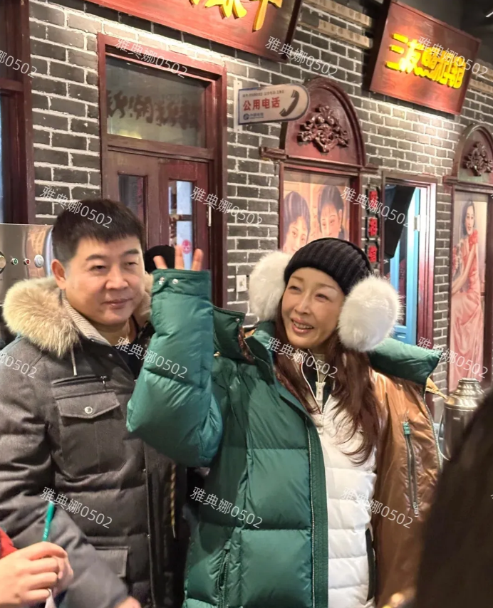 哈尔滨道外烧烤店偶遇老牌歌手孙悦，已经52岁的她皮肤白皙紧致一点也不老，眼睛弯弯