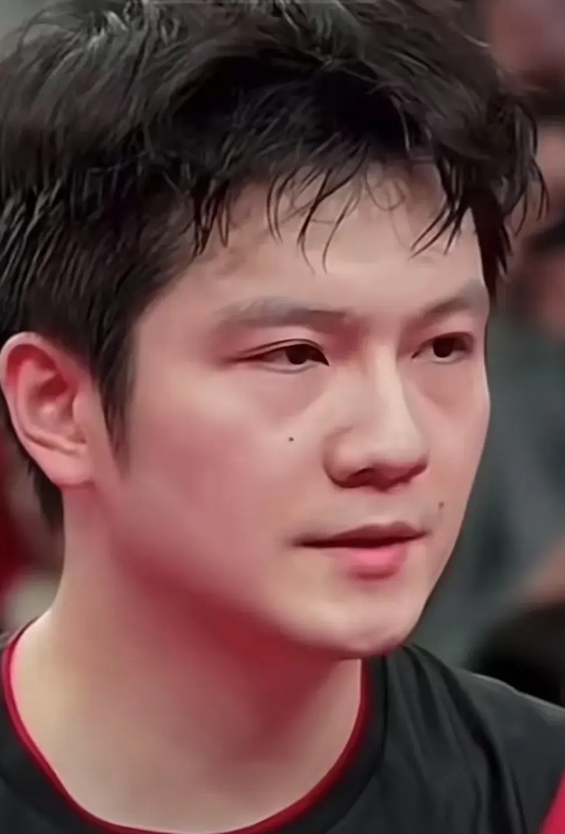 有人问王皓那么喜欢樊振东，为什么樊振东在巴奥周期为什么还会那么艰难？
我想他是真