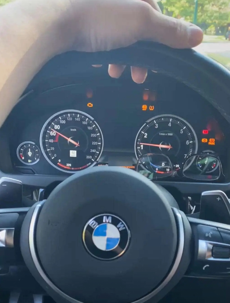 陕西西安，一男子花费80多万元购买了一辆宝马X5，谁知3个月过去了，4S店称车辆