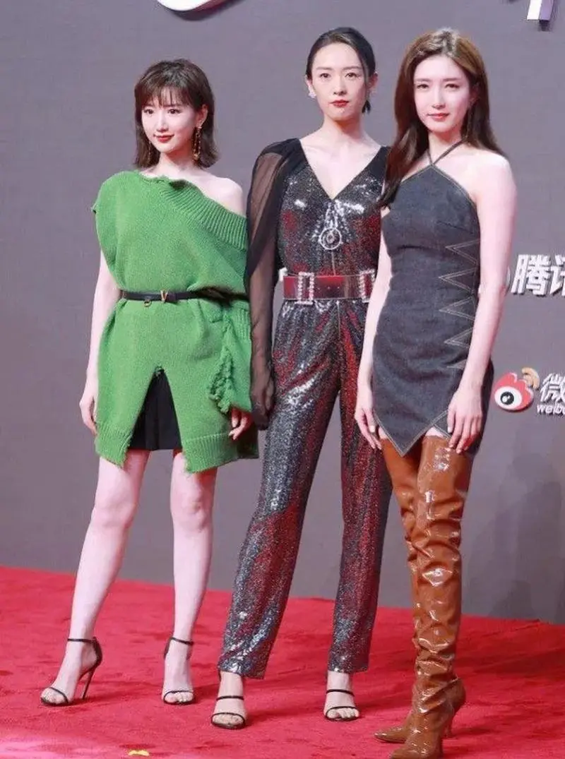 三美同框，我咋觉得中间气质更胜一筹呢，中间女孩五官很精致，更有辨识度，眉眼更有特