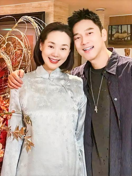 当年，林依轮和前妻黄琏离婚后，火速与模特西华结婚。婚后他把600万都交给西华，他