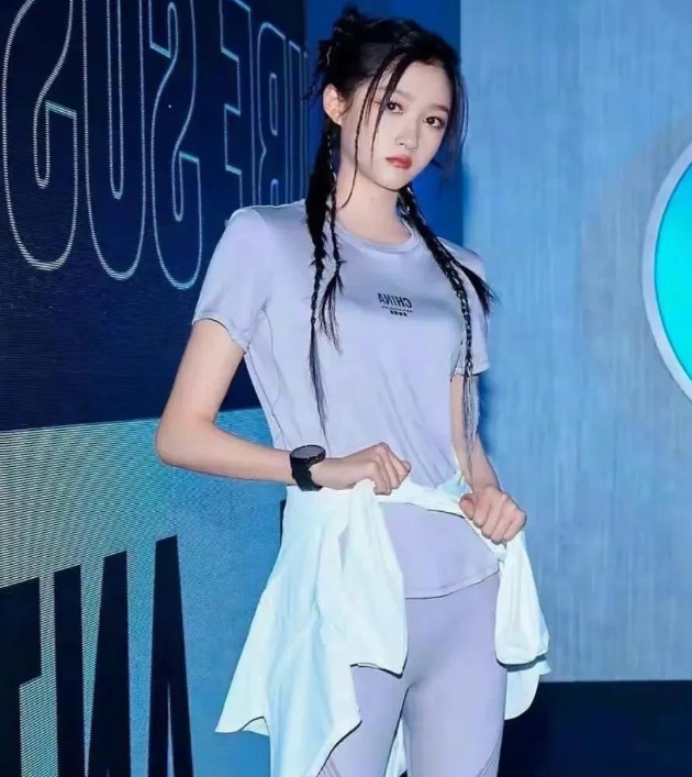 关晓彤童星出道，一路成长为备受瞩目的人气小花。27岁的她近来开启性感路线，穿瑜伽