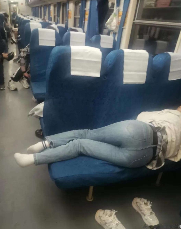她把我的位置占了我该怎么做！