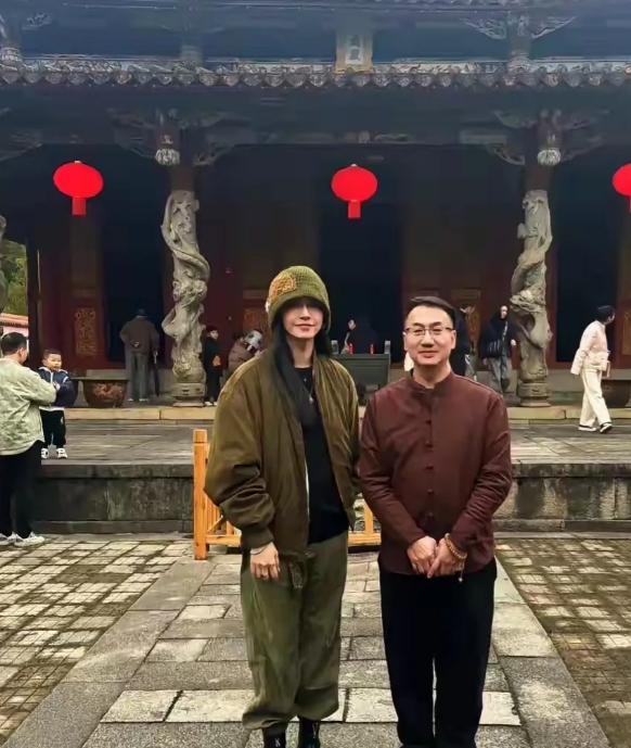 戴帽子的女明星，你能一眼认出她是谁吗？