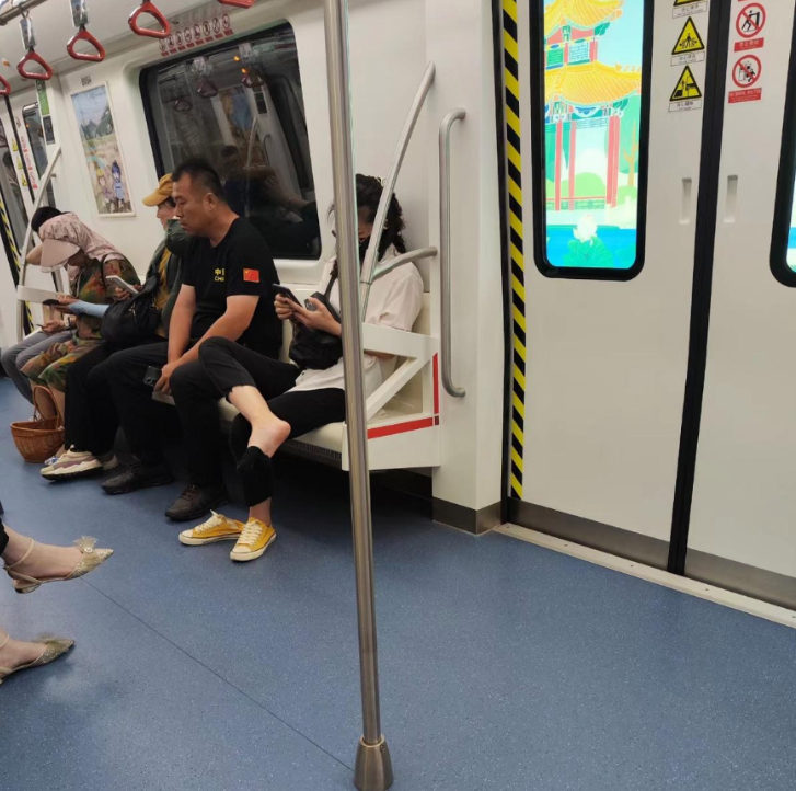 今日搞笑分享：地铁上看到一个奇怪的女人，她为什么要露脚后跟