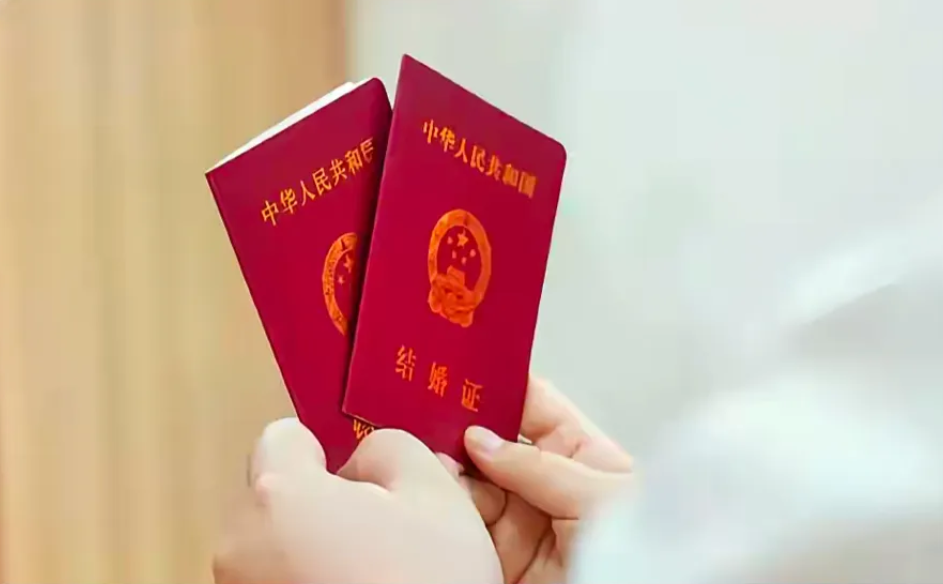 近日，婚姻登记拟修改，结婚离婚不再需要户口本。实行全国通办。只要身份证就可以了。