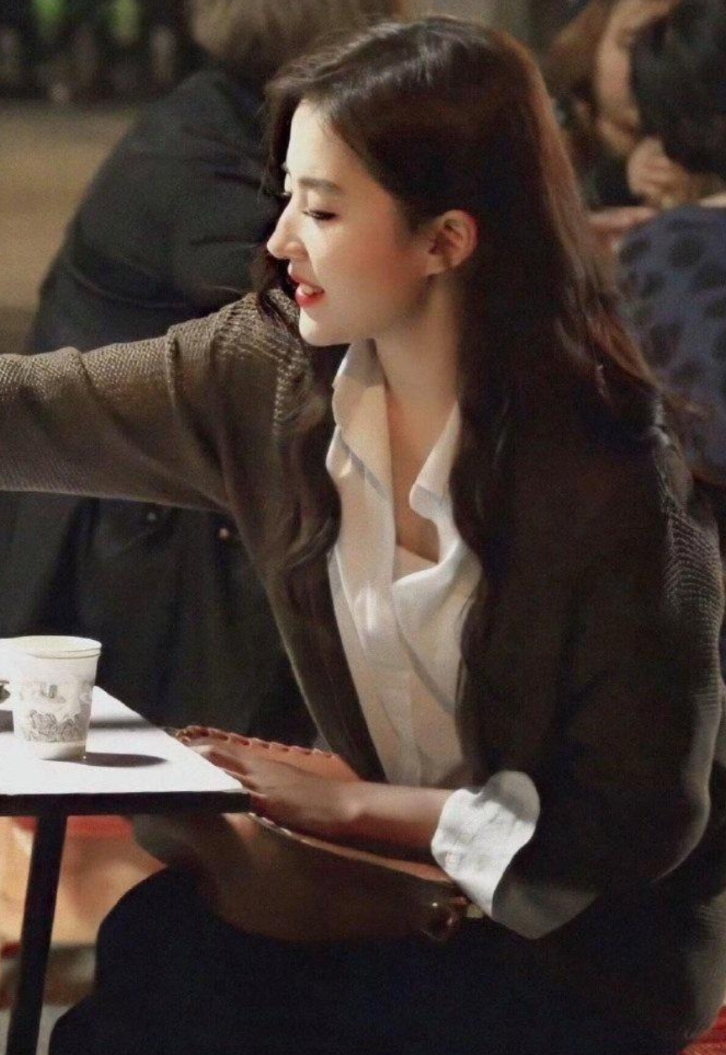 刘亦菲告诉你：只要人长得漂亮，哪怕吃路边摊都会美得发光