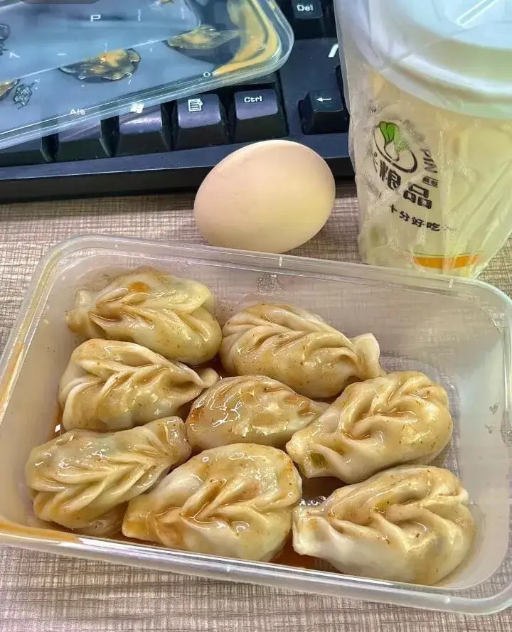 如今，竟然连早餐都快让人感觉吃不起了！

就像今天早上，因为起晚了，我慌慌张张在