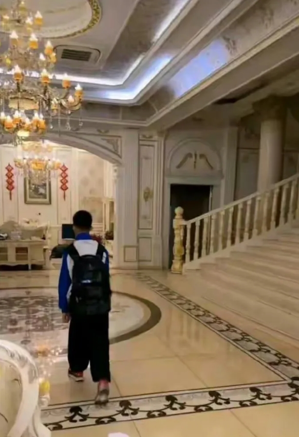 终于明白，学校为什么要学生穿统一的校服了
