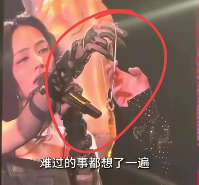 薛之谦演唱会上刘惜君拿着一条项链递给薛之谦，薛之谦伸手去接，没想到他拿项链的同时