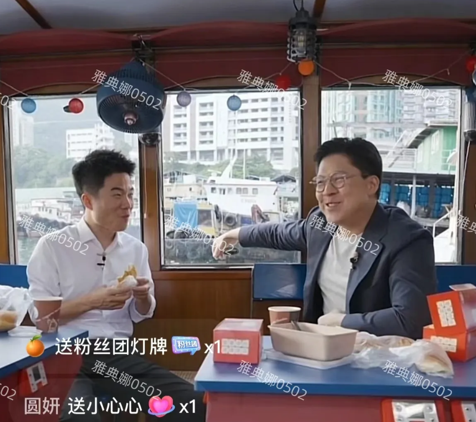 霍启刚上董宇辉直播间，两人惺惺相惜相谈甚欢，霍启刚请董宇辉喝丝袜奶茶吃菠萝包，风