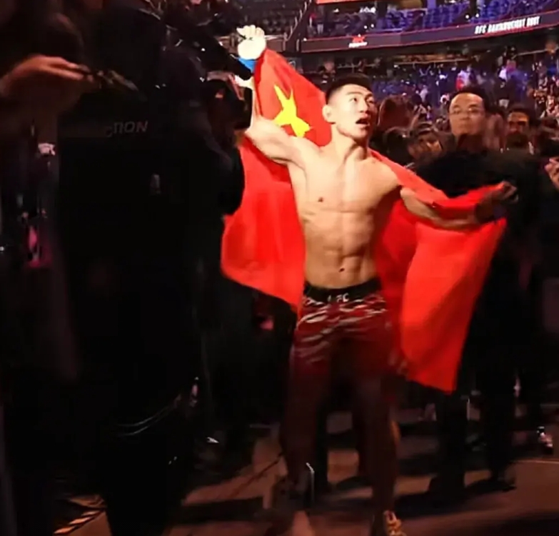 打拳真的赚钱吗？下面我们列举一些著名运动员的出场费：
拳王张志磊的出场费是110