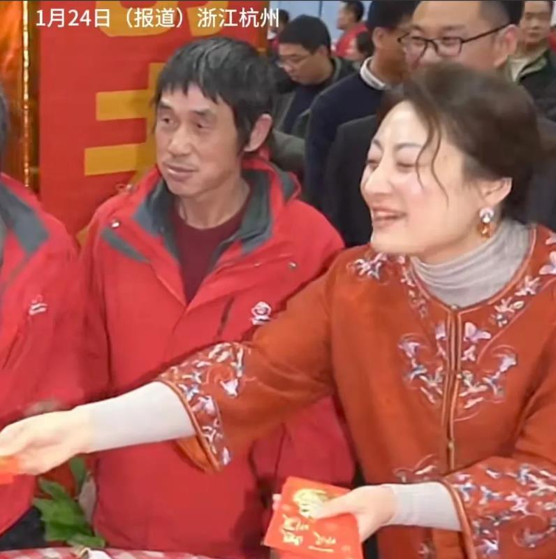 宗馥莉现身娃哈哈年会，她身边的人换了！
从宗馥莉发红包的视频来看，她身边的人，很