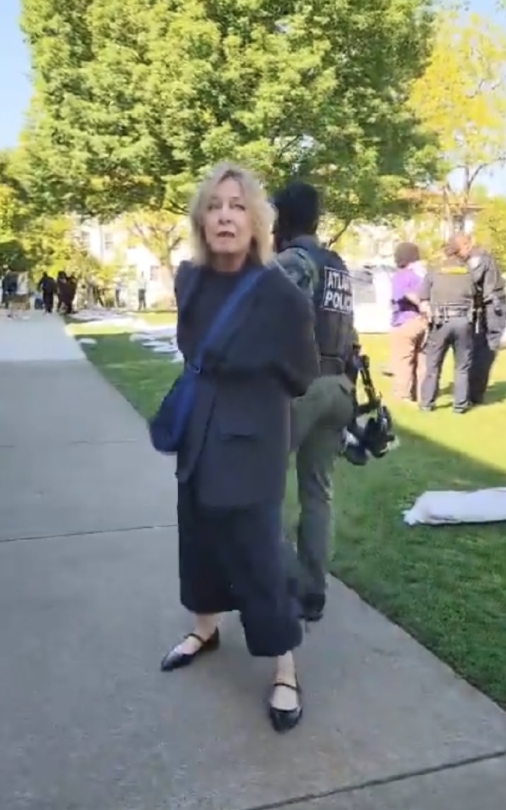 对美国人来说，当戴着防毒面具的美国武装警察开始在校园内逮捕杰出的大学教授，仅仅因