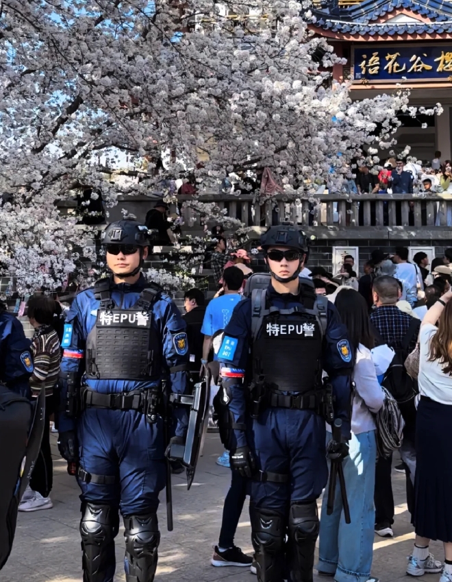 真的是特警，不是NPC。
帅哥都上交给国家了吧，
各位EPU小哥哥每个都很酷很帅
