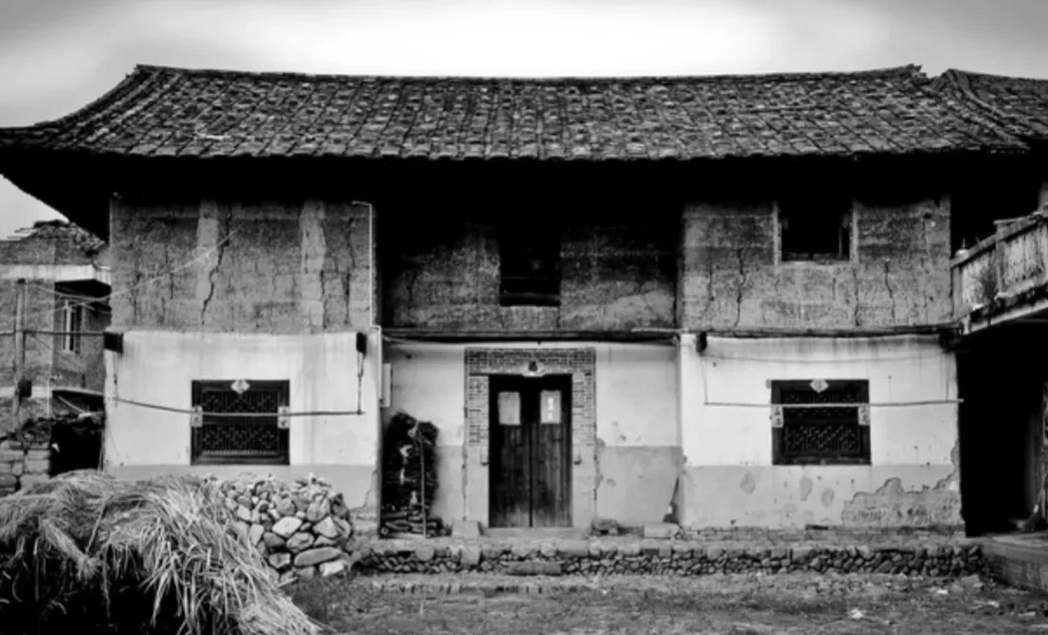 以前我一直不明白，老家的房子住几十年都没事，人一走，过不了两年就荒败破落，后来走