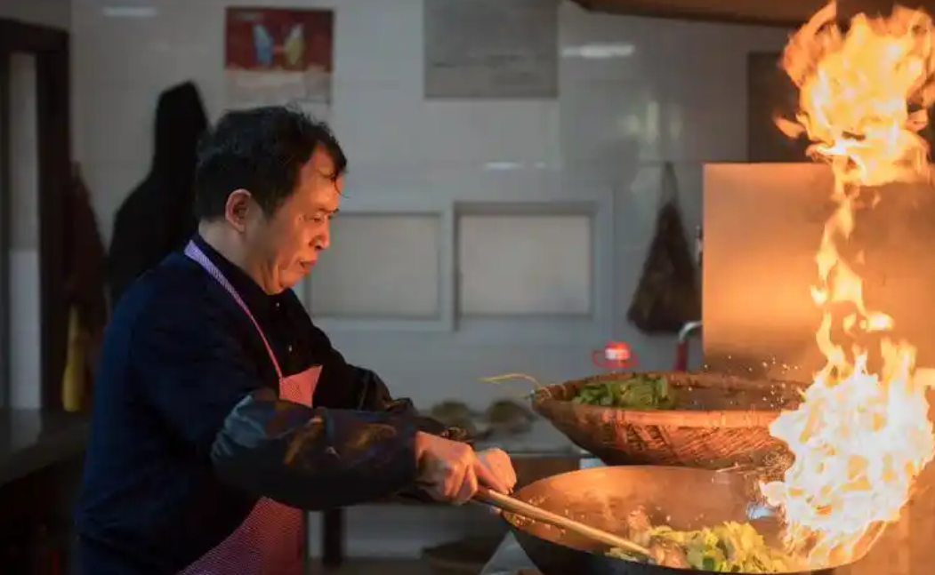 为什么外国人普遍比中国人都要活的轻松？一位华裔小哥跟我说，外国人一日三餐不到半小